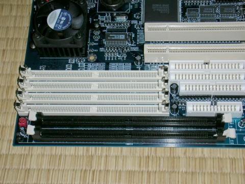 懐かしい!?SIMMソケット(奥の白い4つのソケット)