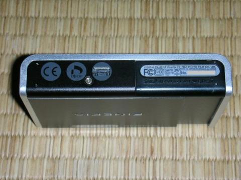 底面もシンプル。ロゴが邪魔かな。