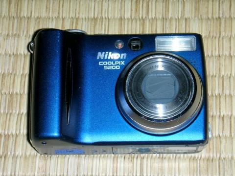 コンデジにしてはレンズが強調されている(;=゚ω゚)=333