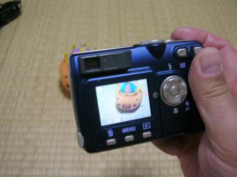 持ち方が変だから、指が短く見えるw