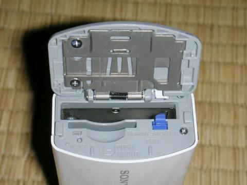 右側面。バッテリーとMSを収納。