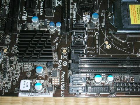 S-ATAコネクタでメモリソケットを挟むなヽ(*`Д´)ノ