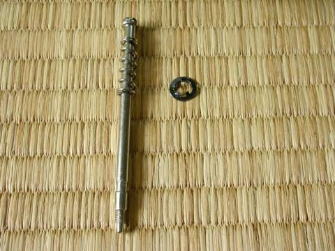 留めネジと菊ワッシャ