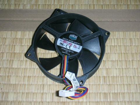 変な形状の8cmファン