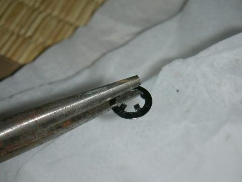 曲げた菊ワッシャの歯はペンチでまっすぐにする