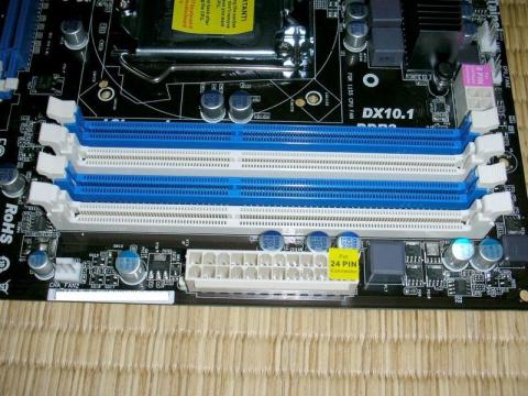 4バンク縛りはあるが、メモリソケット4本!