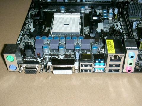 黒いVGAコネクタは久しぶりに見た・・・