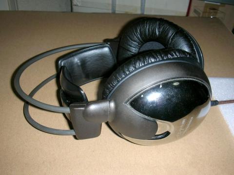 高級感ある銀色のハウジング