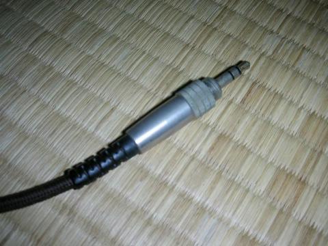 布張りのコードとネジ式プラグ