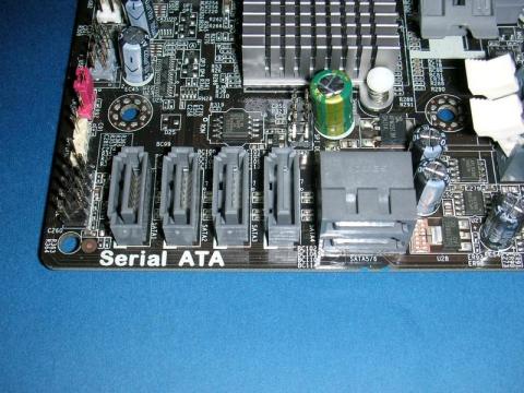 S-ATAコネクタは便利な垂直とアングルの2方向!