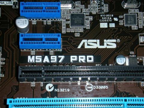 ASUSマザーの型番って昔から、このフォントですよね。