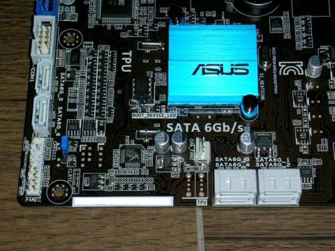 左のS-ATAコネクタは他のケーブルが邪魔して挿しにくそう・・・