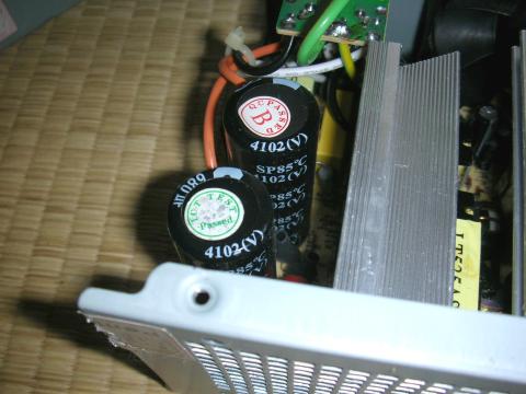 105℃品よりの25%の保証寿命しかない85℃電解コン