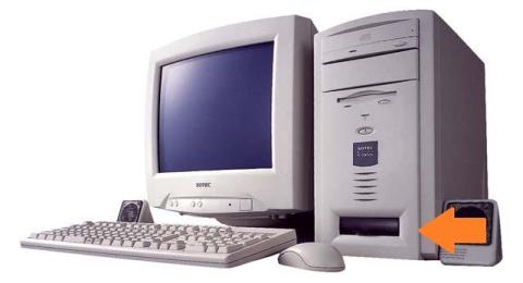 当時としては珍しく、前面(矢印の部分)にUSBが付いていました