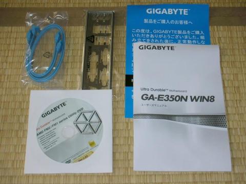 付属品は簡素。