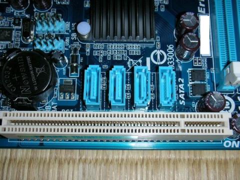 E-MU0404が挿せますね(;=゚ω゚)=333