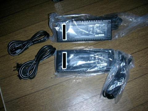 デカいACアダプターが2つ