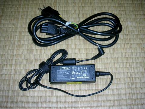 アダプタは小さいがコードが太い