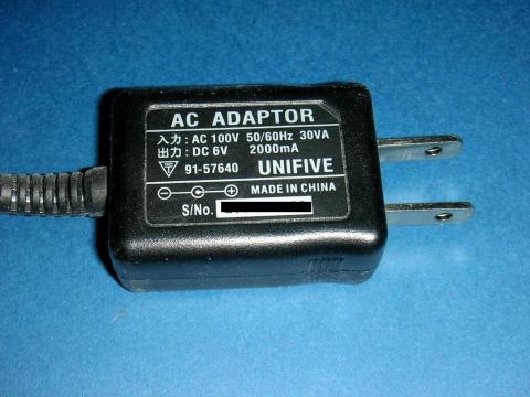 小型のACアダプタ