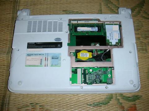 大きな裏蓋を開ける