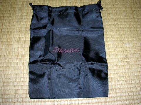 この価格帯では珍しい携帯ポーチ。但し薄く、製品の保護には向かない。