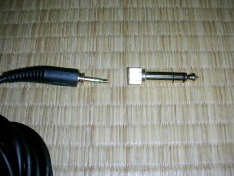 この価格帯では珍しいネジ式プラグ