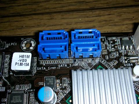 S-ATAは3Gが4つ