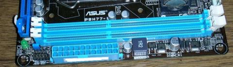 メモリは2本で普通かな。