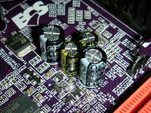 廉価マザーでよく見られるOSTのコンデンサ