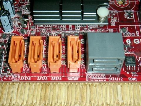 S-ATAは余裕の6ポート!