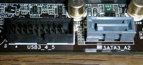 USB3.0と1ポートだけ離れて存在するS-ATA6Gコネクタ