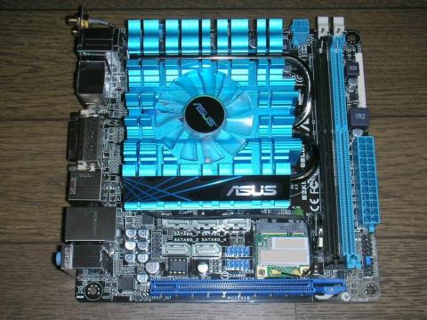 鮮やかな水色の放熱板が特徴!