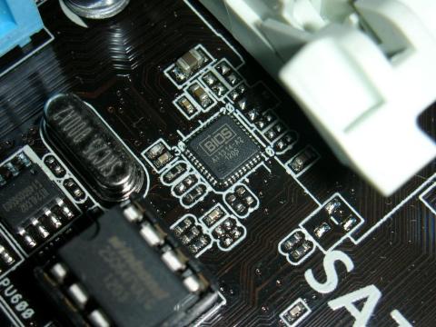 BIOSと書かれた怪しいチップ