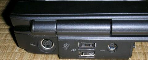 USBは挿しにくい位置に・・・