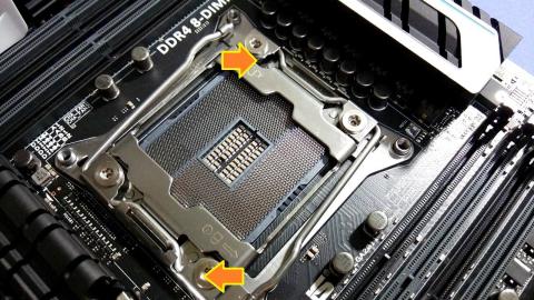 内側に倒して持ち上げる