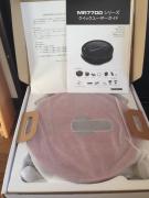 箱を開けると、まずは本体。付属品はその下に。最近はスマホをはじめ、こんなパッケージが多いですね。