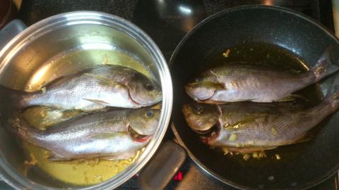 ニンニクで香り付けしたオイルで焼いていきます