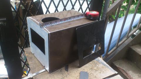 立てかけてある黒い板(背面)にはケーブルを通す穴(吸気口を兼ねる)