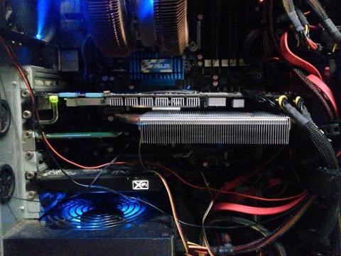 クーラーと基板の間に並んでいるのがヒートシンク