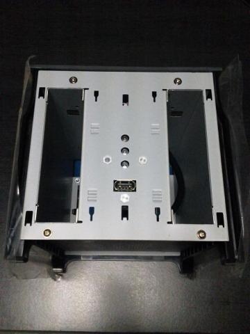 正面:ディスク挿入口