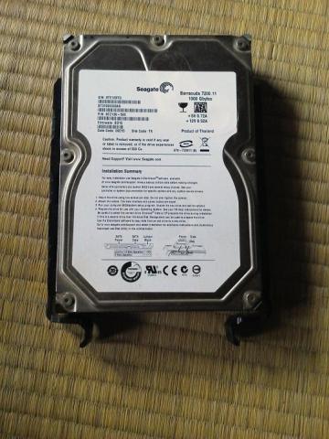 HDDの両側にパーツを付けて・・・