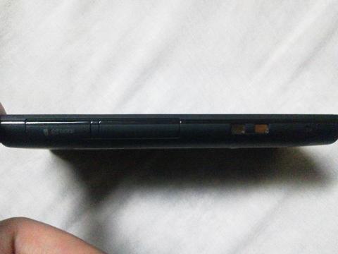 側面(左からSD、SIM、スタンド充電用コネクタ)