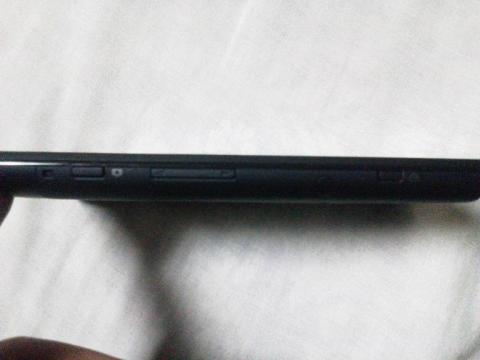 側面(左からカメラ、音量、電源の各スイッチ)