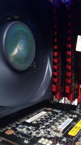 見難いですが、ファンとメモリがぶつかっています