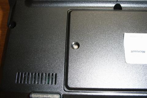 蓋は1つのネジで固定