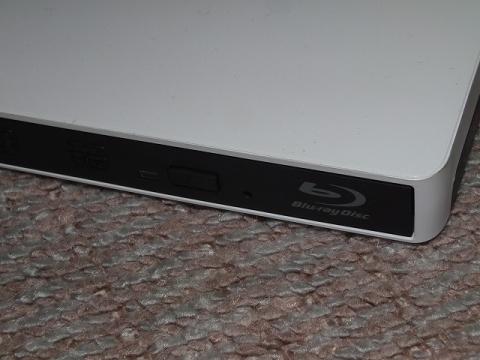 ドライブはトレイ式を採用。ブラックカラーなのがちょっと残念