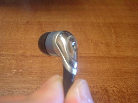 背面に穴のある開放型だった