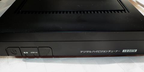 本体前面: 本体で操作できるのは電源ボタンのみ