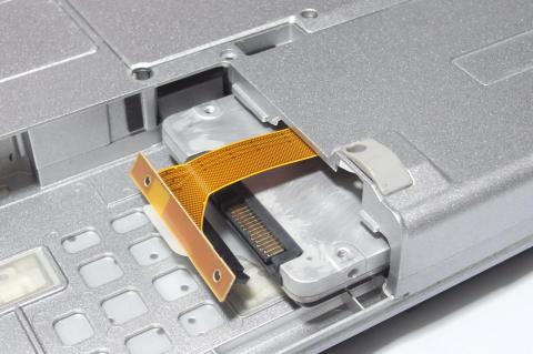 SSDを差し込みます