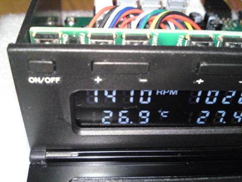 +と-がファンの回転数を調整するボタン